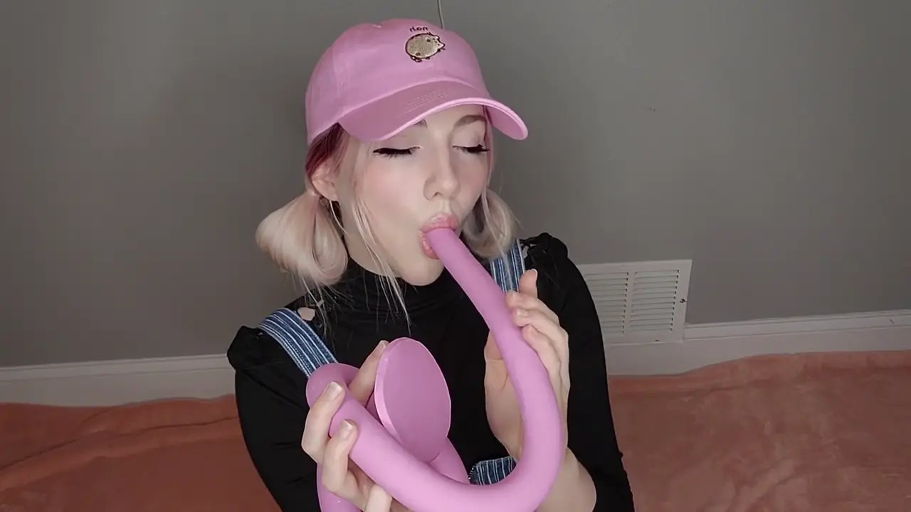 Miss Princess Kay Sucking Her Tentacle Dildo - ePornLeak