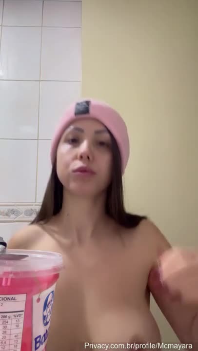 MC Mayara Puts Yogurt On Her Tits - ePornLeak