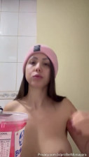 MC Mayara Puts Yogurt On Her Tits