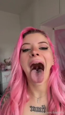 Her Followers Want To See Her Throat