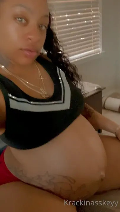 Krackinasskeyy Teasing Her Pregnant Belly - ePornLeak