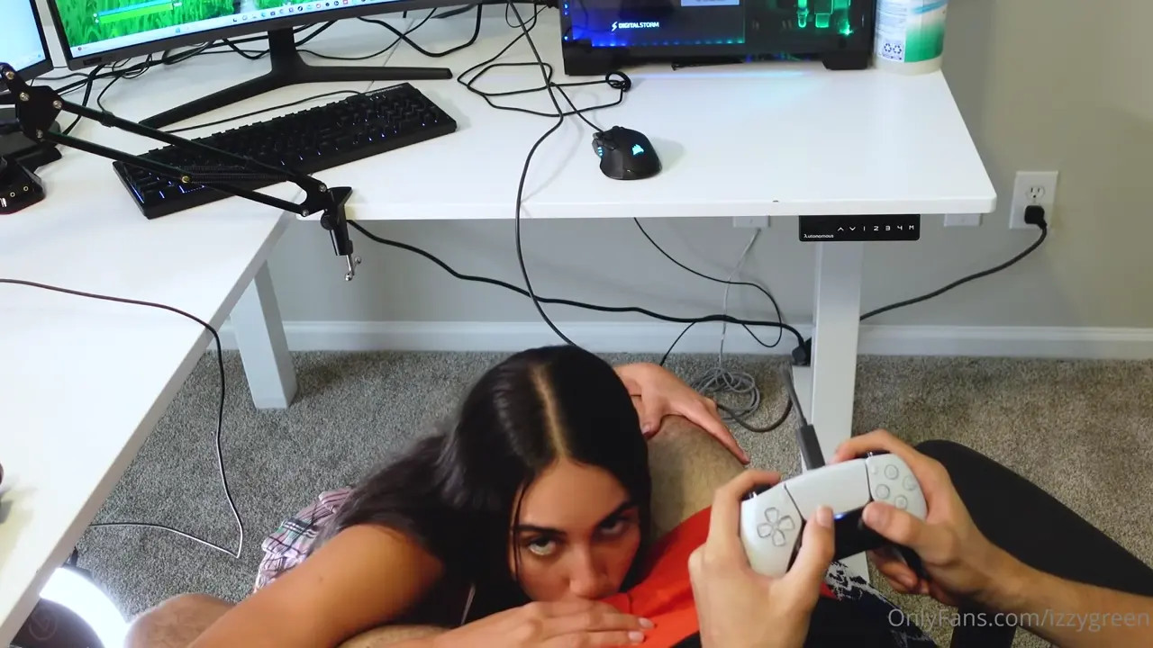 Izzy Green Fucks Her Gamer Boyfriend - ePornLeak