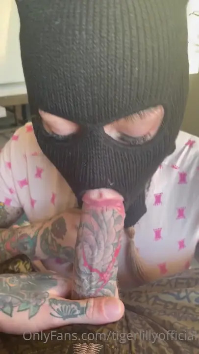 TigerLilly Sucking Cock With A Robber Mask - ePornLeak