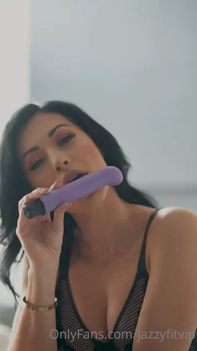 Jazmin Pineda Sucking A Dildo - ePornLeak