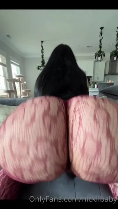 Nickiitheboss Twerking On The Sofa - ePornLeak