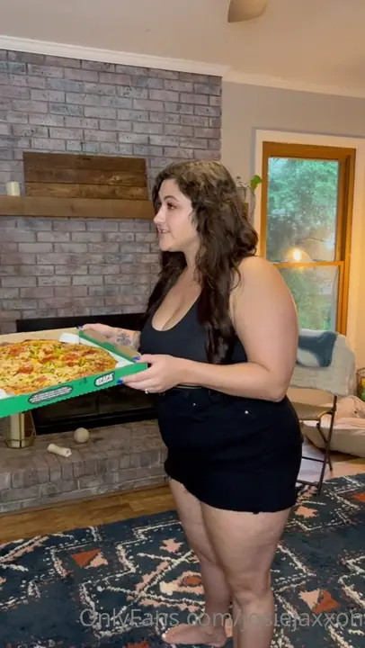 Josie Jaxxon Orders Pizza And Fucks The Delivery Guy - ePornLeak