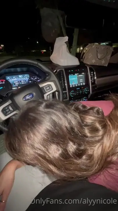 Alyynicole Blowjob In The Car - ePornLeak