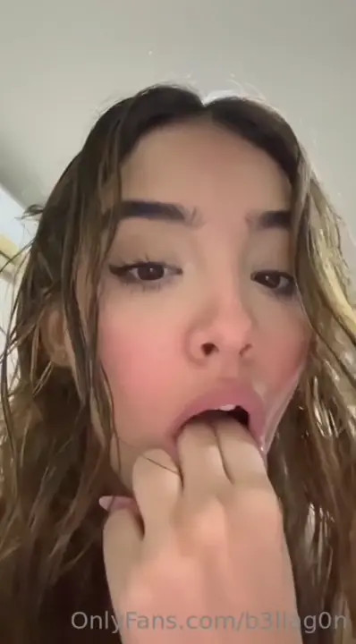 Bella Gon Fingers In Her Mouth - ePornLeak