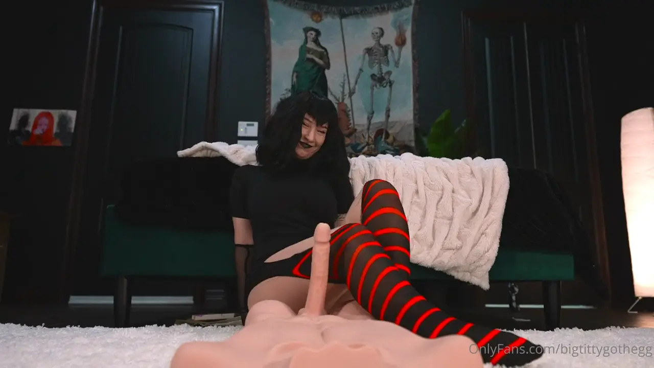 Big Titty Goth Egg Gets On The Ground And Rides A Dildo - ePornLeak