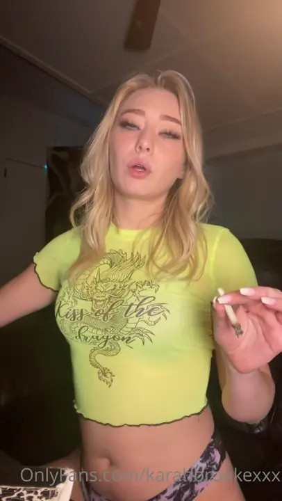 Karah Brooke Masturbates With Her Vibrator - ePornLeak