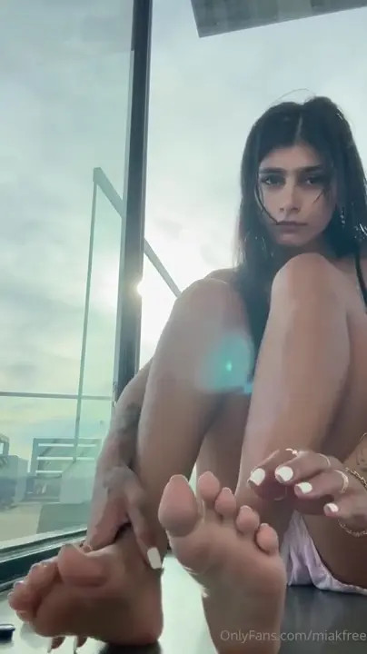 Mia Khalifa Pretty Feet Video - ePornLeak