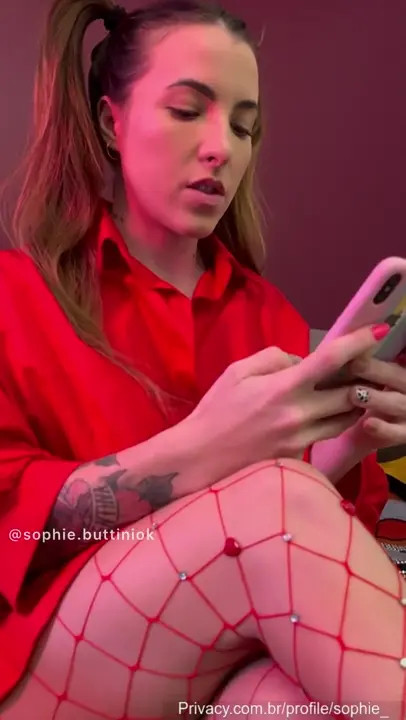 Sophie Buttini With A Plug In Her Butt - ePornLeak