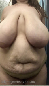 Busty Babe [ bigtittybi1 ] - Disneyyyyyland!