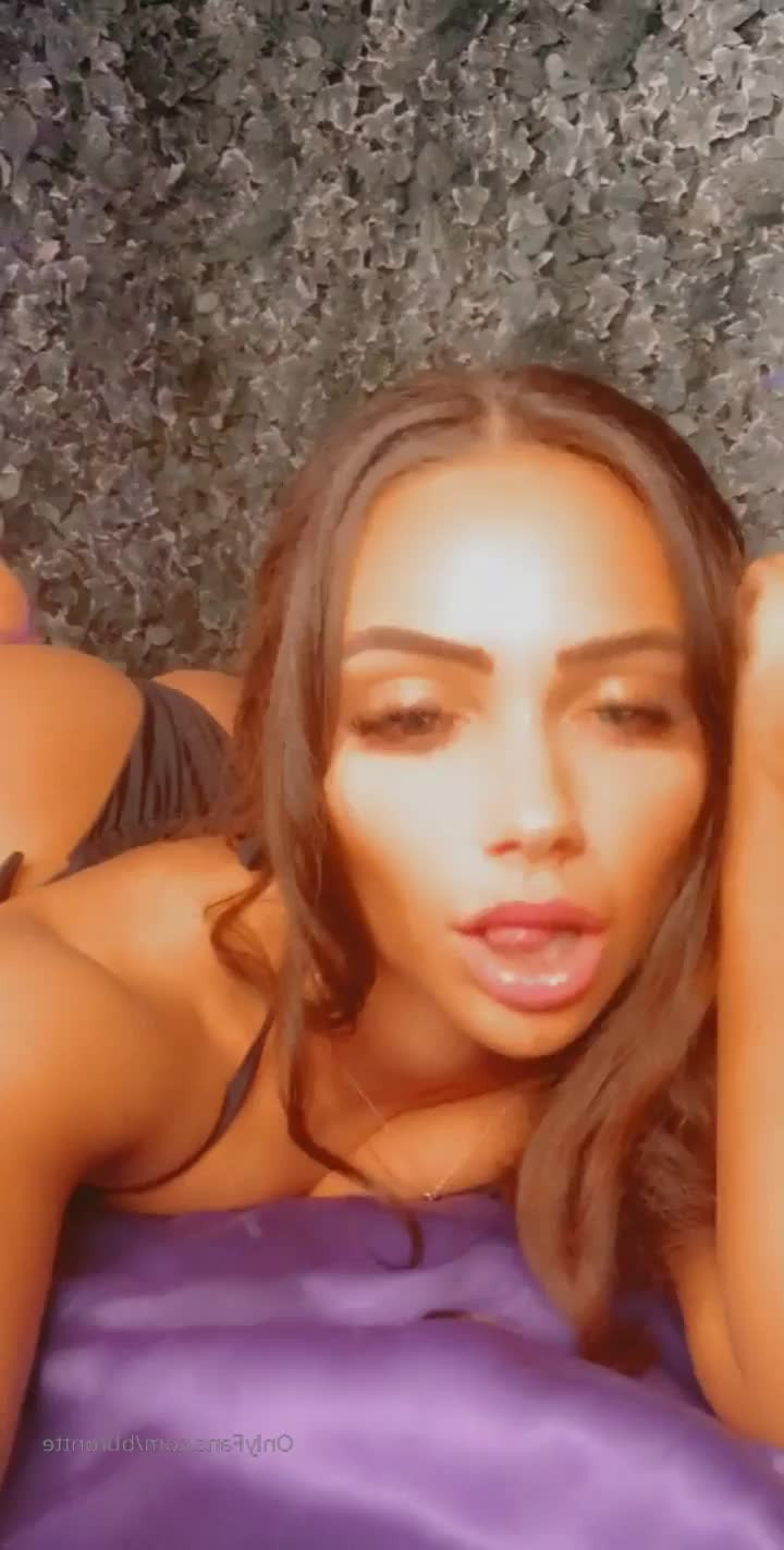 BRONTË [ bbrontte ] - Love it when he squirts that baby oil all over me and the rest - ePornLeak