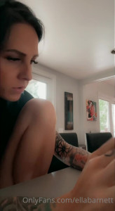 Ella Barnett-  Bisexual Tattooed Mom [ ellabarnett ] - Any feet custom content requests, DM me 😋🦶🏼
