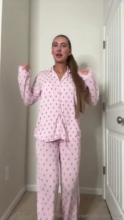 Urgirlvalentina Dancing In Her Pajamas - ePornLeak