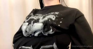 elissa ♡ [ kttyghoul ] - Went to start my car and it s so cold my nipples got hard instantly