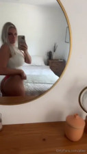 Jillxo Showing Her Buttocks