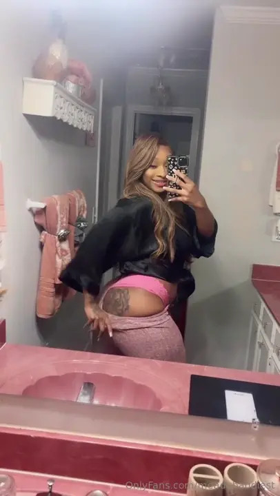 Meadabaddiest Showing Her Buttocks - ePornLeak