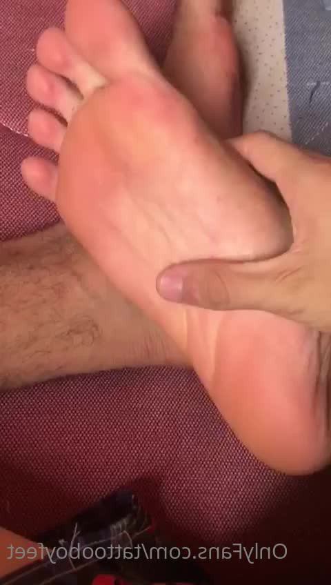 TATTOOBOYFEET - Aquí pensando que ya hace falta que me den una mamada - ePornLeak