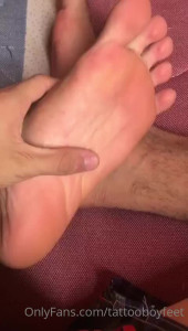 TATTOOBOYFEET - Aquí pensando que ya hace falta que me den una mamada
