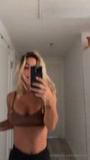 Emiiixox Showing Her Body Fit