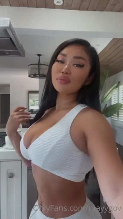 MayyGov Shows Off Cleavage In Tight Top - ePornLeak