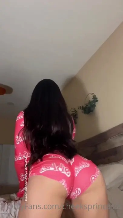 Officialcheekykim Twerks Big Ass In Skimpy Shorts - ePornLeak