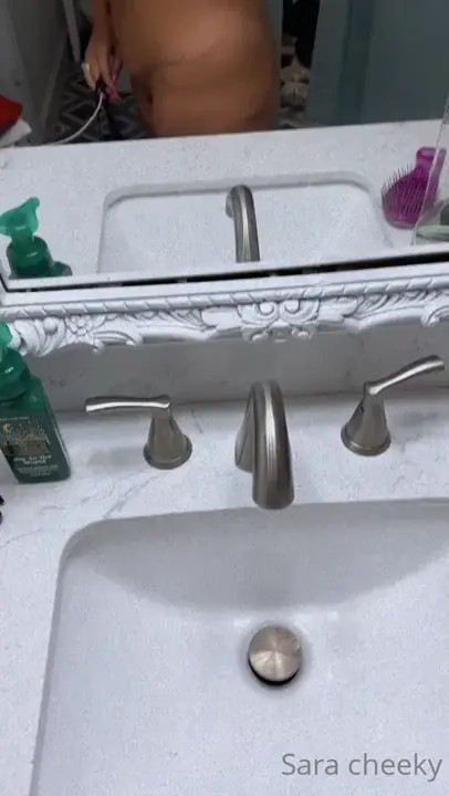 Saracheeky Shows Her Big Tits In The Bathroom Mirror - ePornLeak