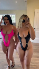 Peachybunzoy Showing Off Her Sexy Curves
