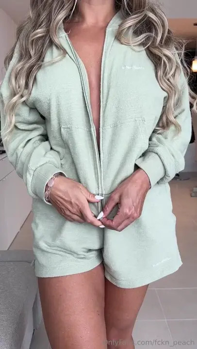 Fcknpeach Unzips Jacket And Lets Pink Nips Out - ePornLeak
