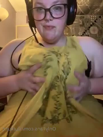 Strawberry [ strawberrylbcakebbw ] - The light here flatters me  don t you think - ePornLeak