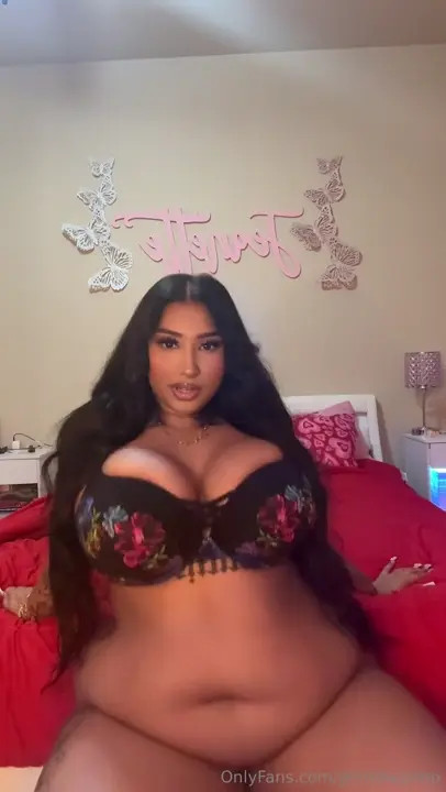 Jennthepimp Bouncing Her Hot Curvy Body In A Tight Bra - ePornLeak