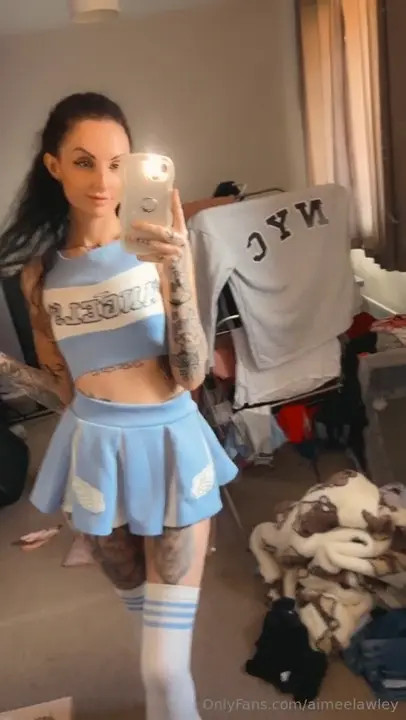 Aimeelawley Lifts Dress For A Peek At Her Bum - ePornLeak
