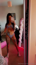 Aimeelawley Gives Flying Kiss In Her Sexy Floral Lingerie